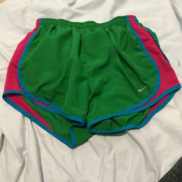 Green Nike shorts - Picture 1 of 3